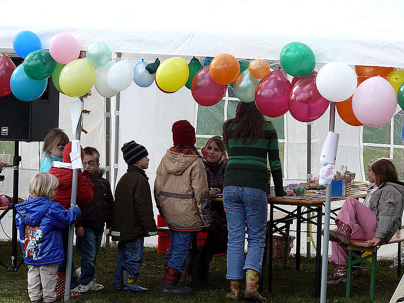 Datei:Drachenfest 2009 Kinderschminken.jpg
