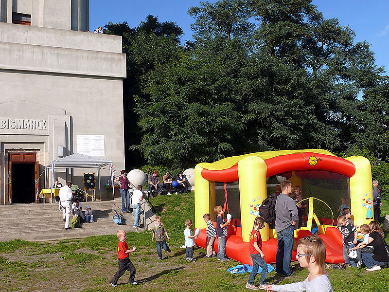 Datei:Drachenfest 2010 - Huepfburg.jpg