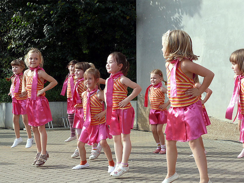 Datei:Drachenfest 2010 - Tanzmaeuse.jpg