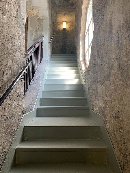 Datei:Sanierte Treppen.jpg