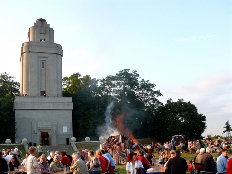 Datei:Sonnenwendfeier 2009 - Besucher.jpg