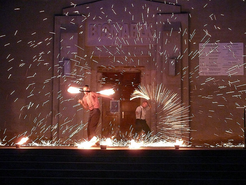 Datei:Sonnenwendfeier 2010 - Feuershow.jpg