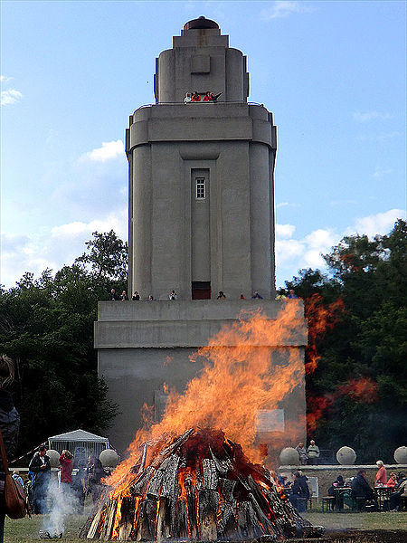 Datei:Sonnenwendfeier 2011.jpg
